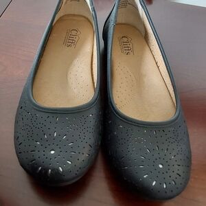Cliffs by WHITE MOUNTAIN Black Flats with Perforated Design